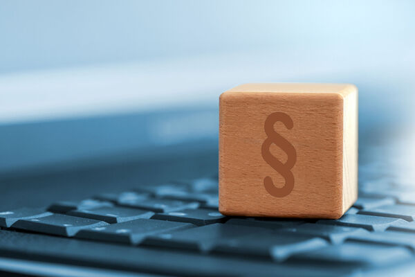 Foto Symbolbild Tastatur mit Paragraph